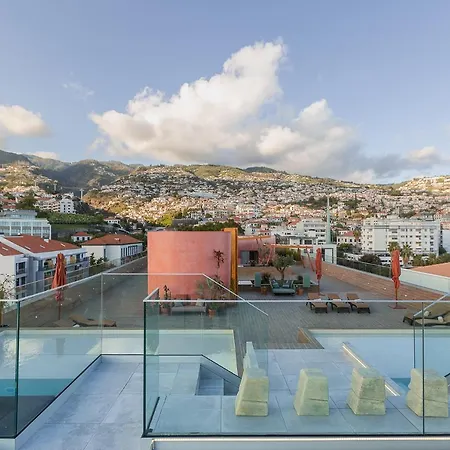 Ξενοδοχείο Three House